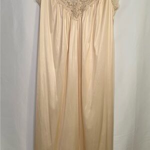 Vintage Cream Lace Sleepwear Robe and Nightgown Demure Sweet Victorian